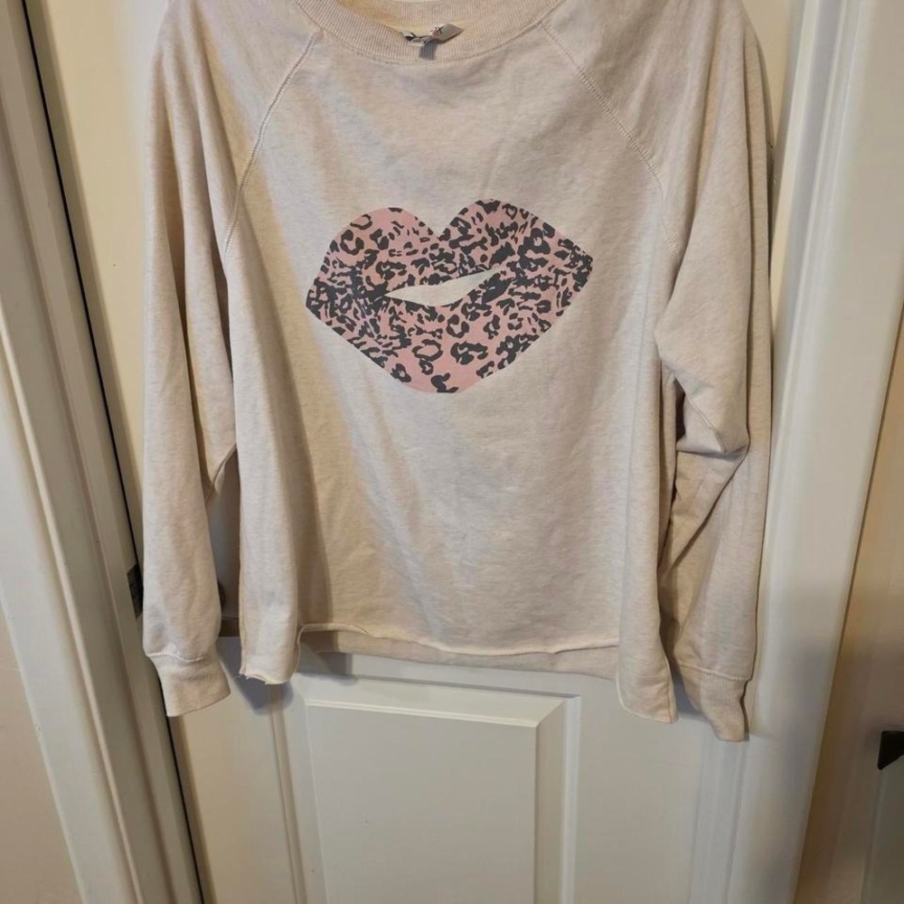 Wild fox small light sweatshirt cream with fun lip print and cheetah,raw edge